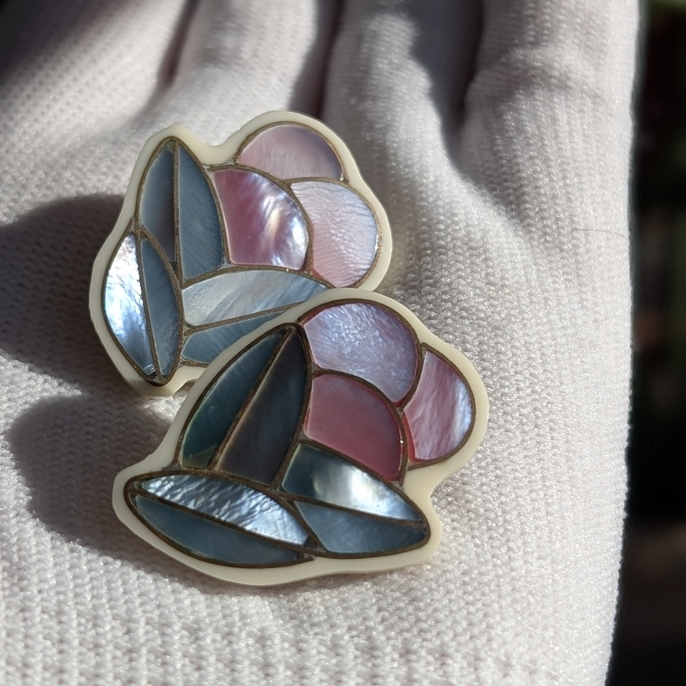 Vintage Plastic Floral Clip-On Earrings – Golden Girls
